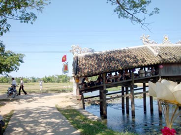 pont à toiture en tuile de Thanh Toan (Thuy Thanh, Huong Thuy, Hué, Thùa Thiên-Hué)