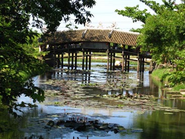 pont à toiture en tuile de Thanh Toan (Thuy Thanh, Huong Thuy, Hué, Thùa Thiên-Hué)