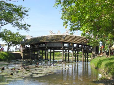 pont à toiture en tuile de Thanh Toan (Thuy Thanh, Huong Thuy, Hué, Thùa Thiên-Hué)