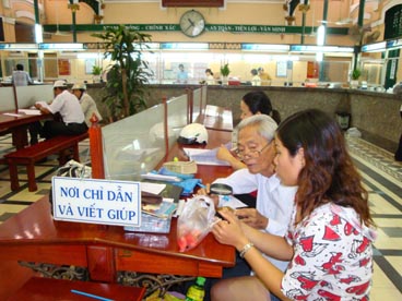 écrivain public, poste centrale (2 rue Cong Xa Paris, quartier Ben Nghe, 1er arrondissement, Ho Chi Minh ville)