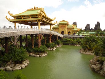 rivière Bao Giang, Dai Nam Quoc Tu (Lac Canh Dai Nam Van Hien, Phuong Hiep An, Thu Dau Mot, Binh Duong)