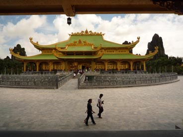 temple d'or, Dai Nam Quoc Tu (Lac Canh Dai Nam Van Hien, Phuong Hiep An, Thu Dau Mot, Binh Duong)