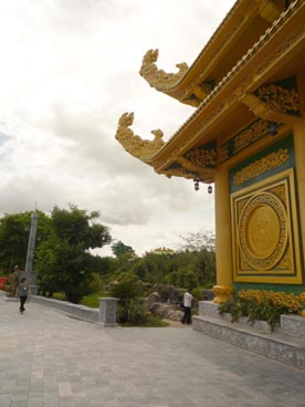 temple d'or, Dai Nam Quoc Tu (Lac Canh Dai Nam Van Hien, Phuong Hiep An, Thu Dau Mot, Binh Duong)