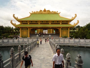 temple d'or, Dai Nam Quoc Tu (Lac Canh Dai Nam Van Hien, Phuong Hiep An, Thu Dau Mot, Binh Duong)