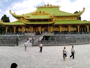 temple d'or, Dai Nam Quoc Tu (Lac Canh Dai Nam Van Hien, Phuong Hiep An, Thu Dau Mot, Binh Duong)