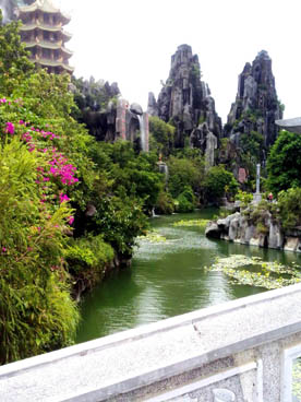 montagne Bao Son, Dai Nam Quoc Tu (Lac Canh Dai Nam Van Hien, Phuong Hiep An, Thu Dau Mot, Binh Duong)