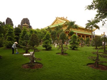 temple d'or, Dai Nam Quoc Tu (Lac Canh Dai Nam Van Hien, Phuong Hiep An, Thu Dau Mot, Binh Duong)