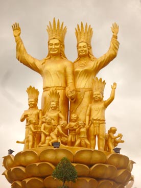 statue de Lac Long Quan et de Au Co, Dai Nam Quoc Tu (Lac Canh Dai Nam Van Hien, Phuong Hiep An, Thu Dau Mot, Binh Duong)