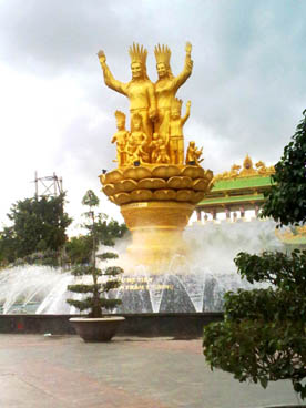 statue de Lac Long Quan et de Au Co, Dai Nam Quoc Tu (Lac Canh Dai Nam Van Hien, Phuong Hiep An, Thu Dau Mot, Binh Duong)