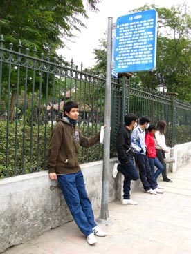 arrêt Lo Trinh, rue Ton Duc Thang (quartier Van Mieu, arrondissement de Dong Da (Hanoi)