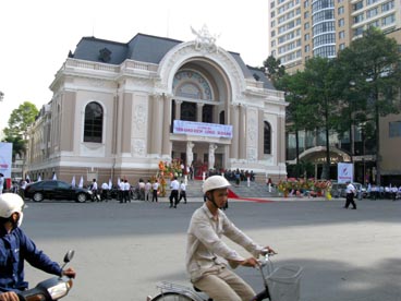 théâtre municipal (7 place Lam Son, quartier Ben Nghe, 1er arrondissement, Ho Chi Minh ville) théâtre municipal (7 place Lam Son, quartier Ben Nghe, 1er arrondissement, Ho Chi Minh ville)