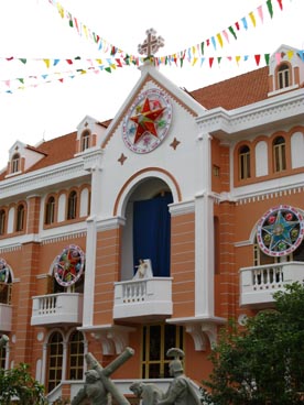 église Tan Dinh (289 rue Hai Ba Trung, quartier 8, 3ème arrondissement, Ho Chi Minh ville) église Tan Dinh (289 rue Hai Ba Trung, quartier 8, 3ème arrondissement, Ho Chi Minh ville)
