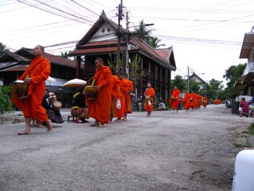 tak bat ou aumône des bonzes (ban Phonheauang, Luang Prabang)