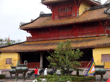 urnes dynastiques (Cửu Đỉnh 阮朝九鼎) et pavillon de la clarté (Hiển Lâm các 顯林閣), cité impériale (Hué)