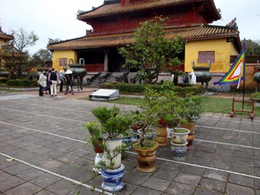 urnes dynastiques (Cửu Đỉnh 阮朝九鼎) et pavillon de la clarté (Hiển Lâm các 顯林閣), cité impériale (Hué)