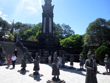 cour des grandes salutations et colonne du pouvoir royal, tombeau de Khai Dinh (1885-1916-1925)(Hué)
