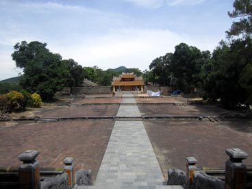 esplanade et porte de la vertue éclairée, tombeau de Minh Mang (1791-1820-1841)(Hué)